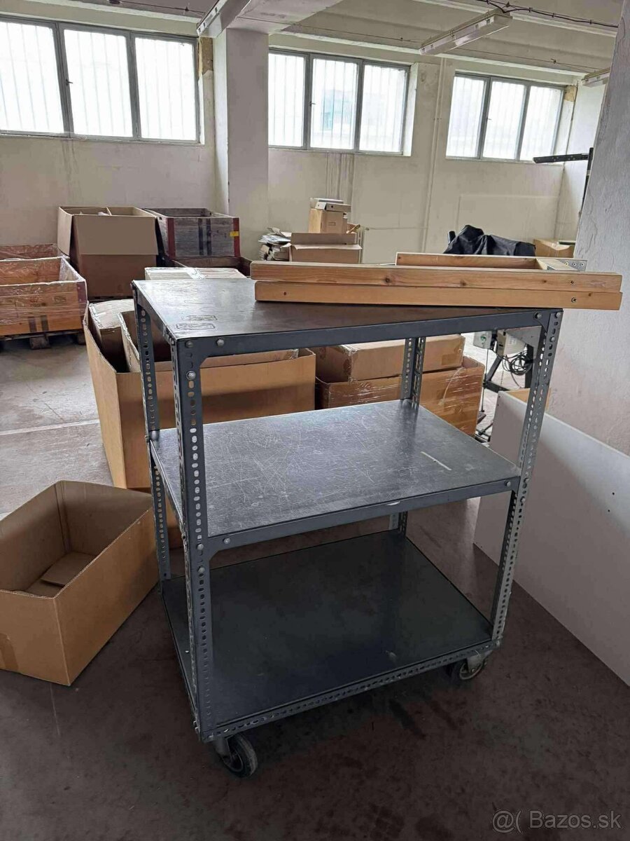 Regál na kolieskach