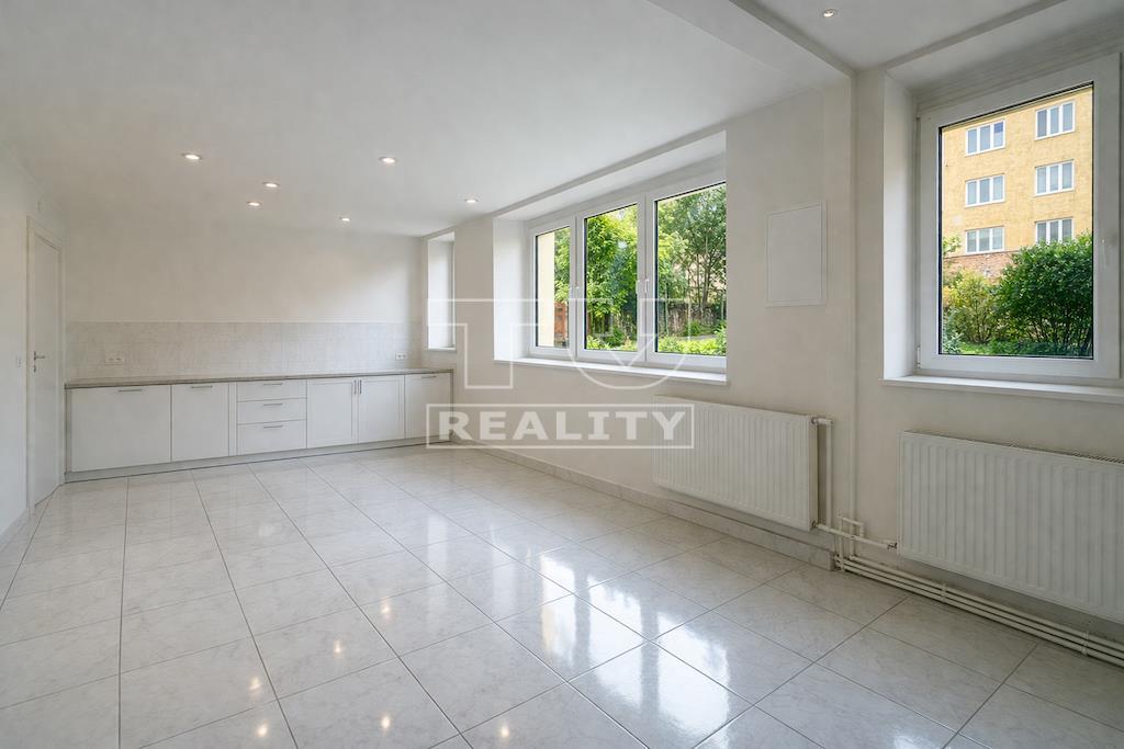 PRIESTOR NA PREDAJ VO VÝBORNEJ LOKALITE, TRENČÍN SIHOŤ,...