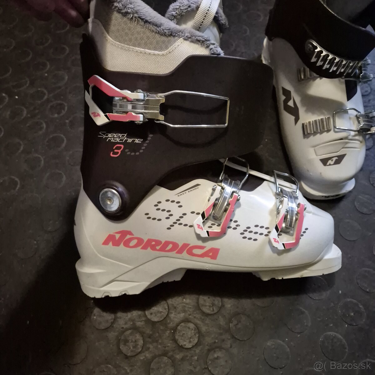 Dievčenské lyžiarky