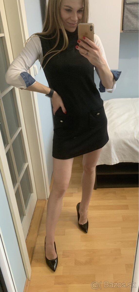 Čierne mini šaty s krátkym rukávom