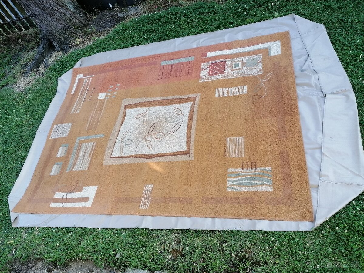 Koberec 330 cm x 240 cm