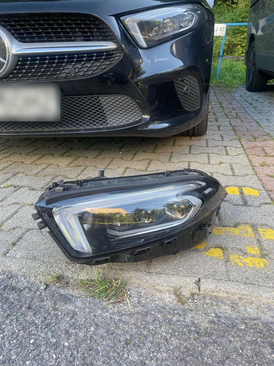 Ľavý svetlomet HELLA Mercedes-benz A180