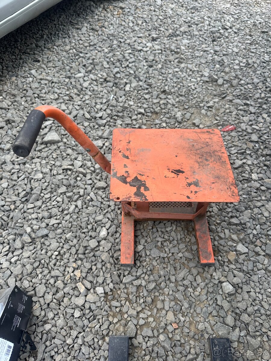 Stojan pod motorku