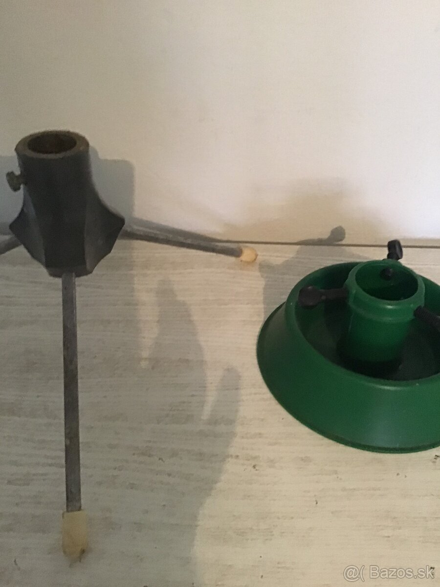 STOJAN NA VIANOčNý STROMčEK