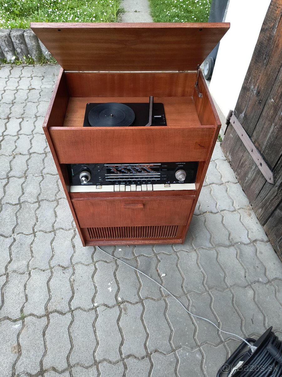 Staré rádio s gramofónom Resprom