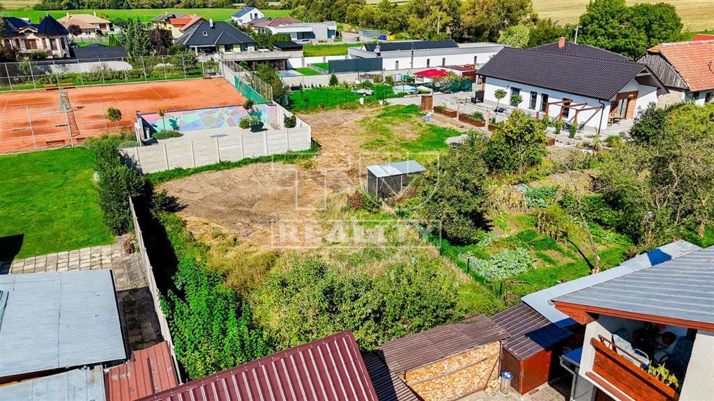 Na predaj pozemok so stavebným povolením - Dražkovce