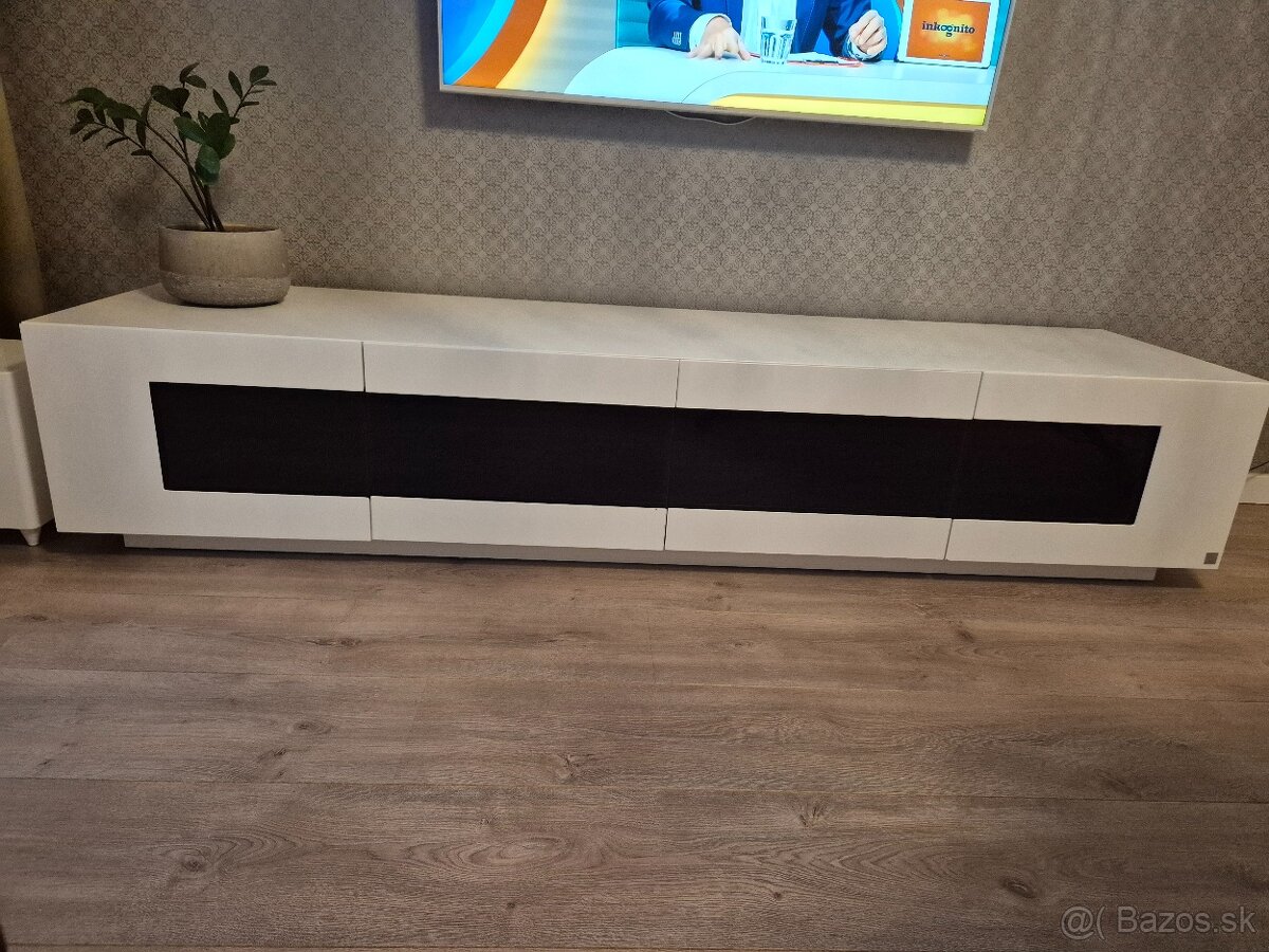 Značková skrinka pod TV