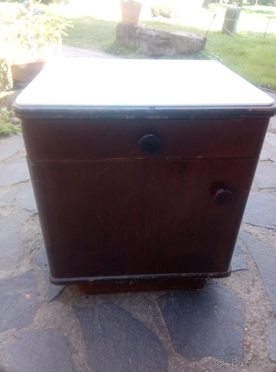 Nočný stolík retro