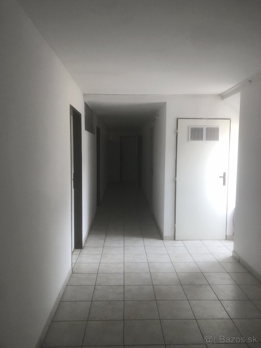 Prenajmem kanceláriu v centre TN.