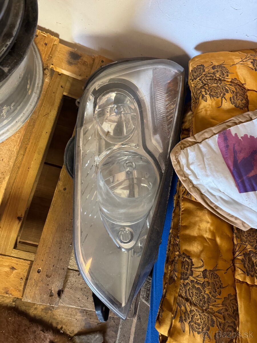 Ford s max predné práve svetlo