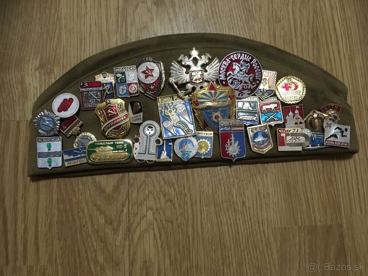 Sovietska lodička s vojenskými nášivkami a odznakmi