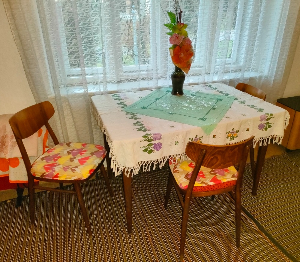 Retro set stôl + stoličky + bonus