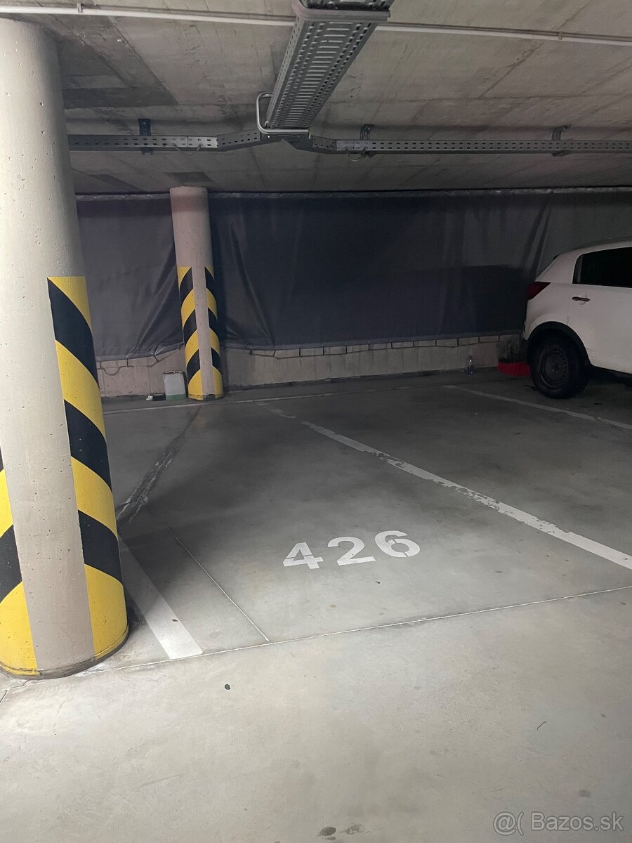 Parkovacie státie v nadzemnej garáži Bajkalská