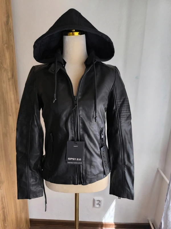 306 ks–mix dámskeho oblečenia–XS až XXL, suma: < 3,92€/ks