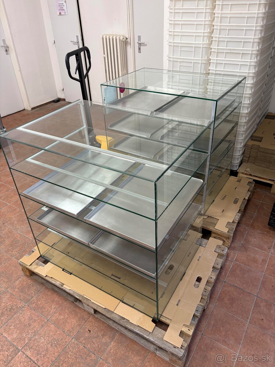 Sklenená vitrína (podsvietená)