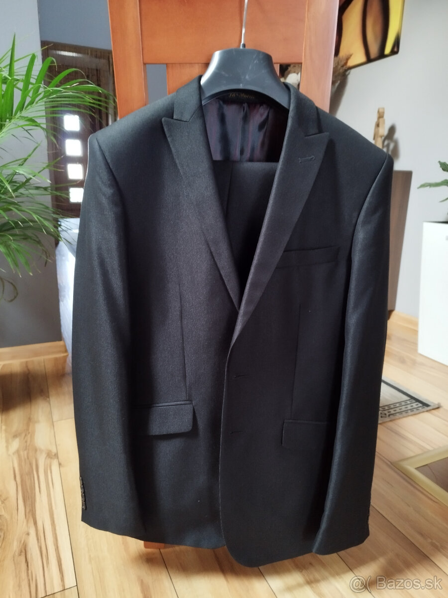 Predám oblek čiernej farby