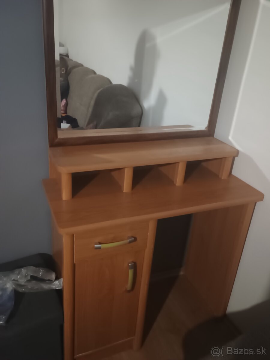 Kozmeticky stolik