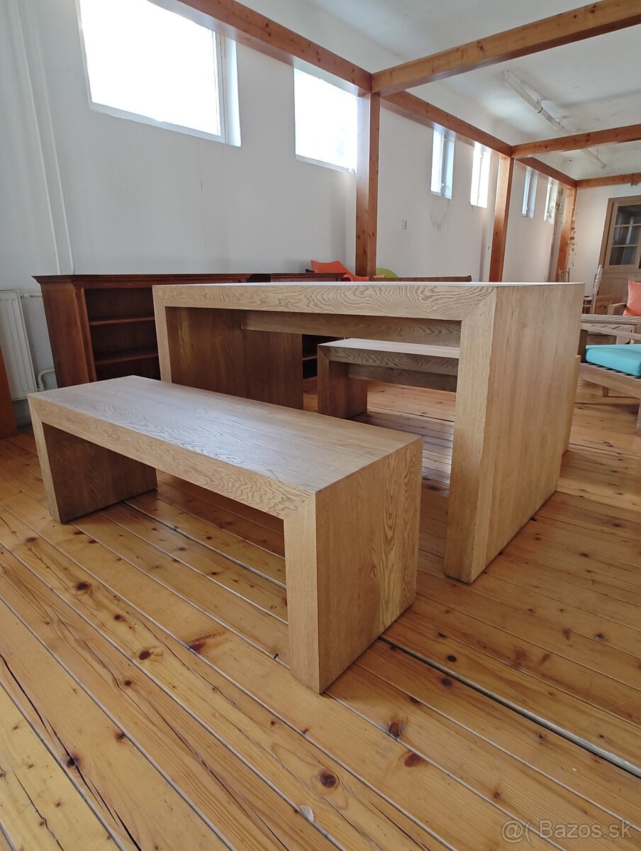 Dubový stôl s dubovými lavicami