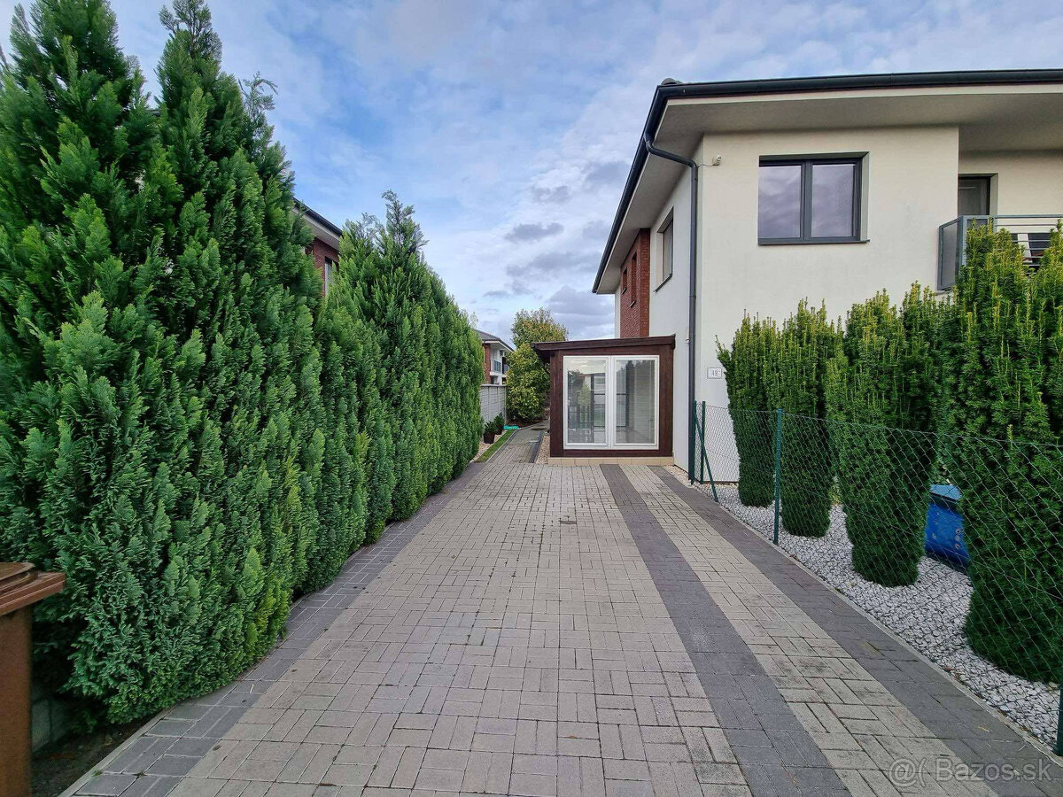 Ponúkame na predaj 3izbový byt v štvorbytovke v Dunajskej St