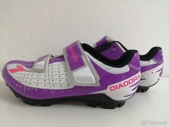 DIADORA