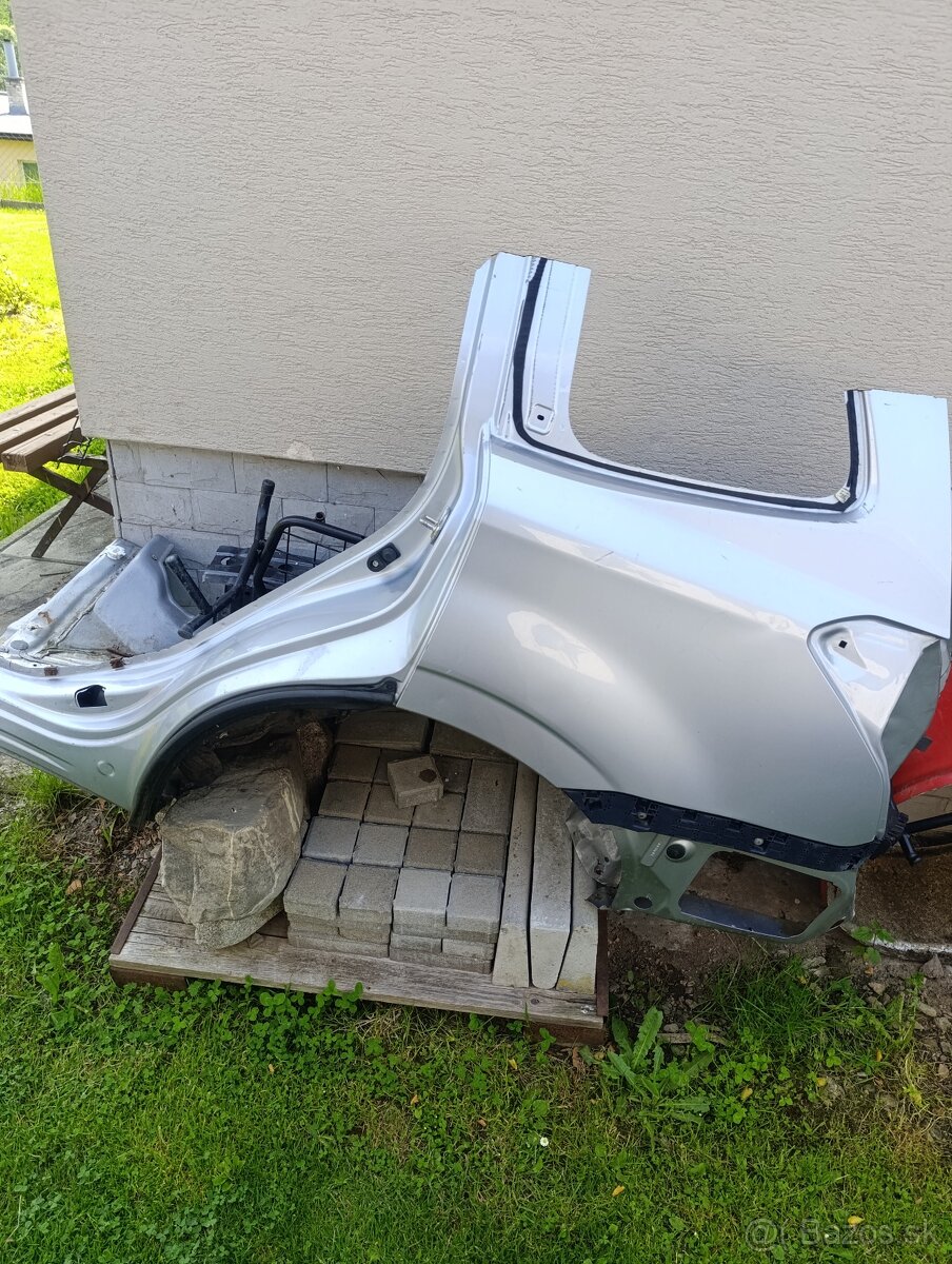 Subaru Forester zadný blatník,vystuha,deliaca mriežka