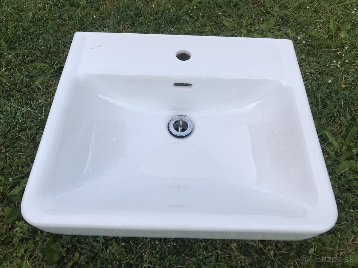 Umyvadlo Laufen a závesné WC Ideal Standard
