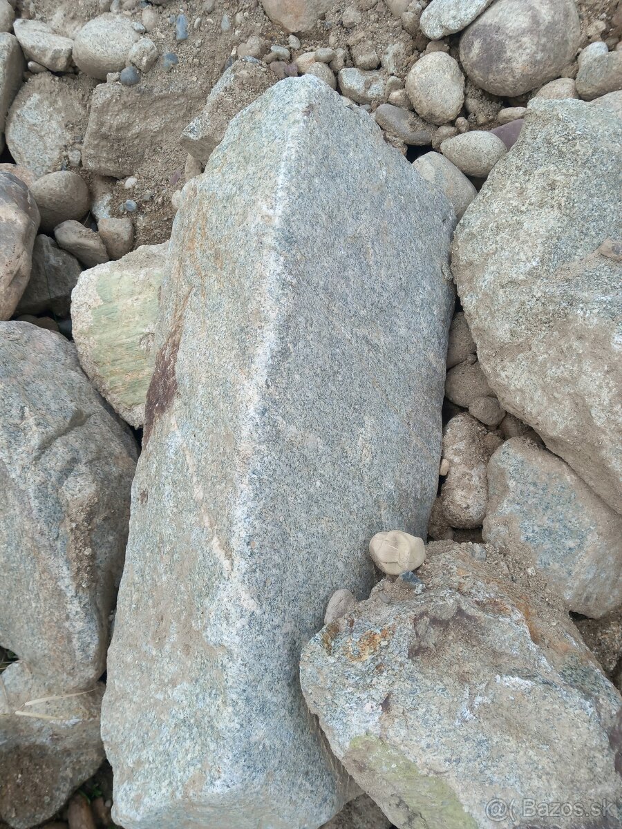 Kamene , skali , okrasné kamene