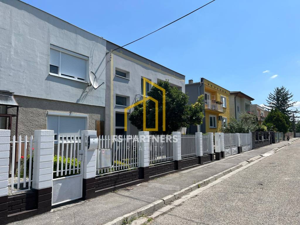 Rodinný dom s 2 stavbami, 6 izbami a záhradou – Komárno, Let