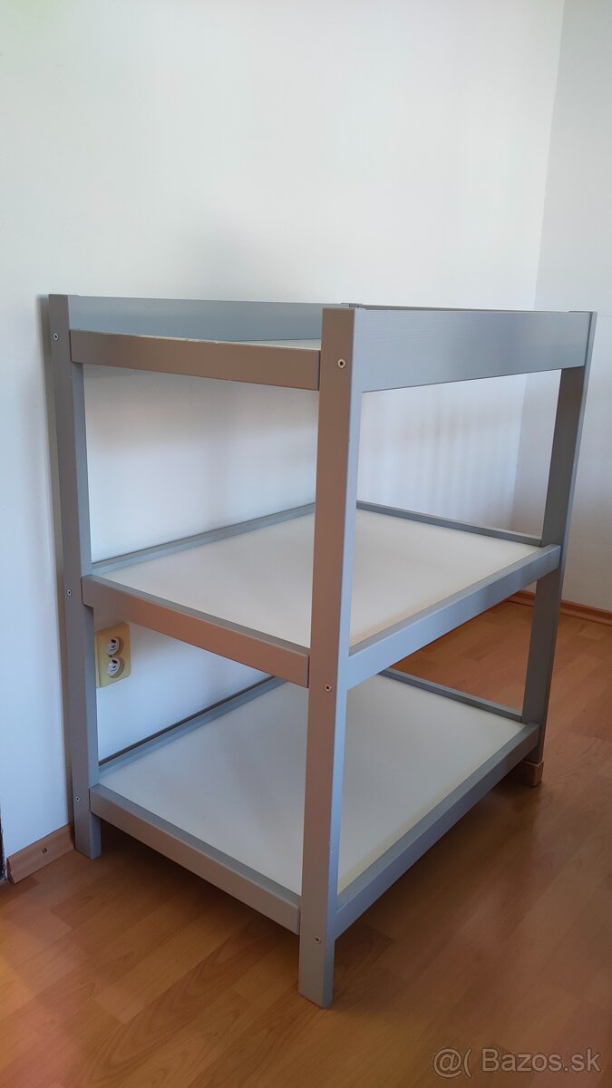 Prebaľovací pult