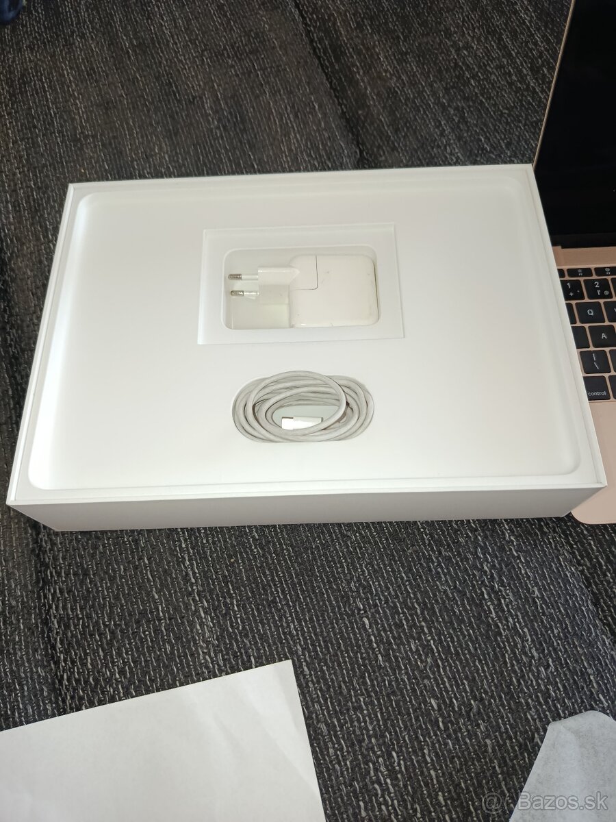 Apple MacBook