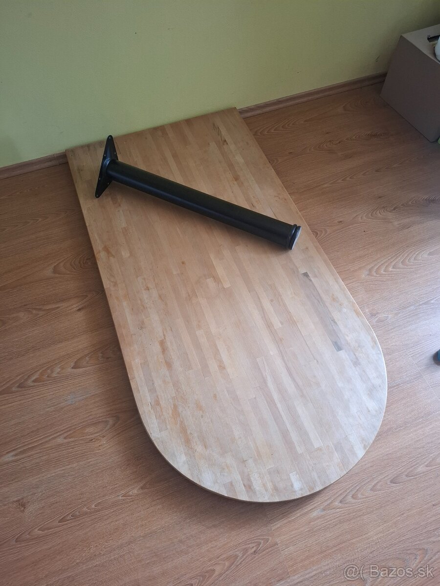 Drevený kuchynský stôl