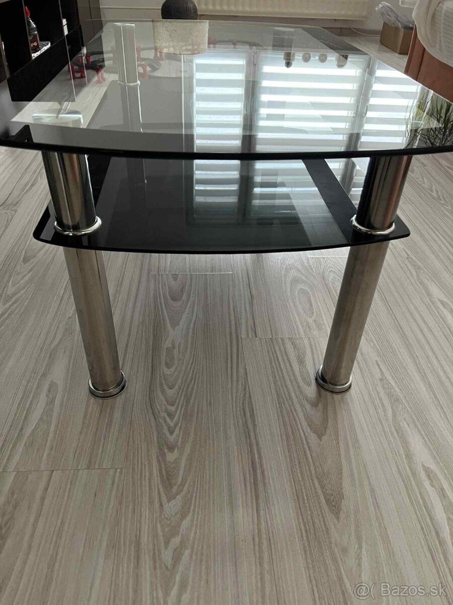 Sklenený konferenčný stolík