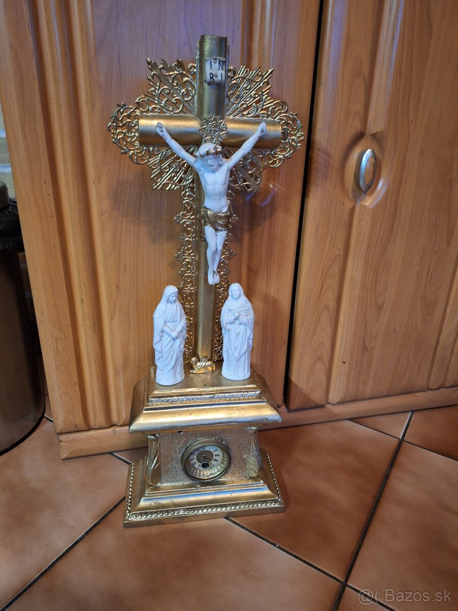 Starý oltár s hodinami