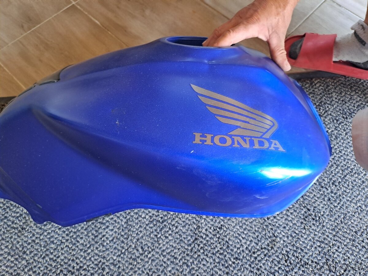Honda hornet 900 nádrž