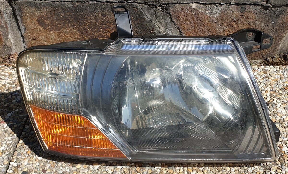 Predné pravé svetlo Mitsubishi Pajero III