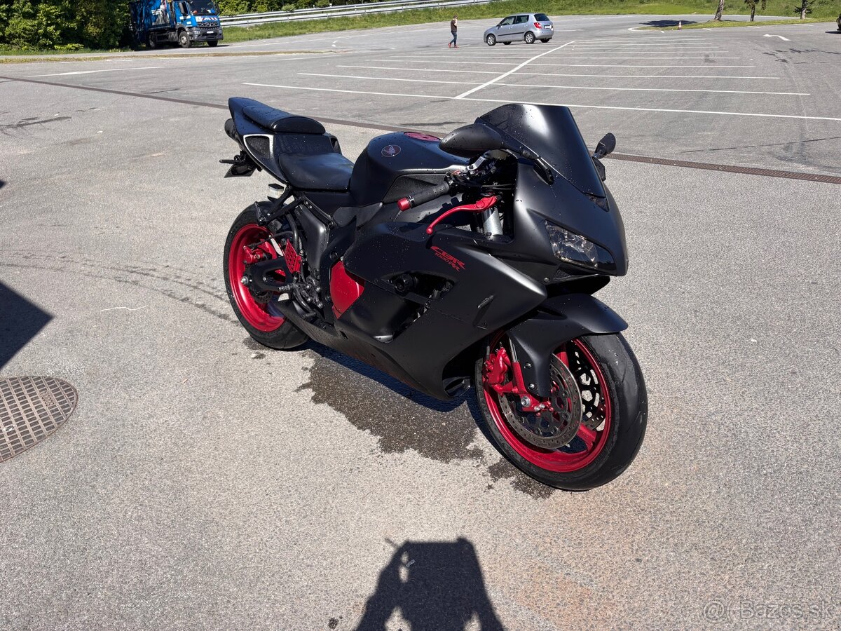 VÍKENDOVÁ CENA HONDA CBR1000RR Fireblade