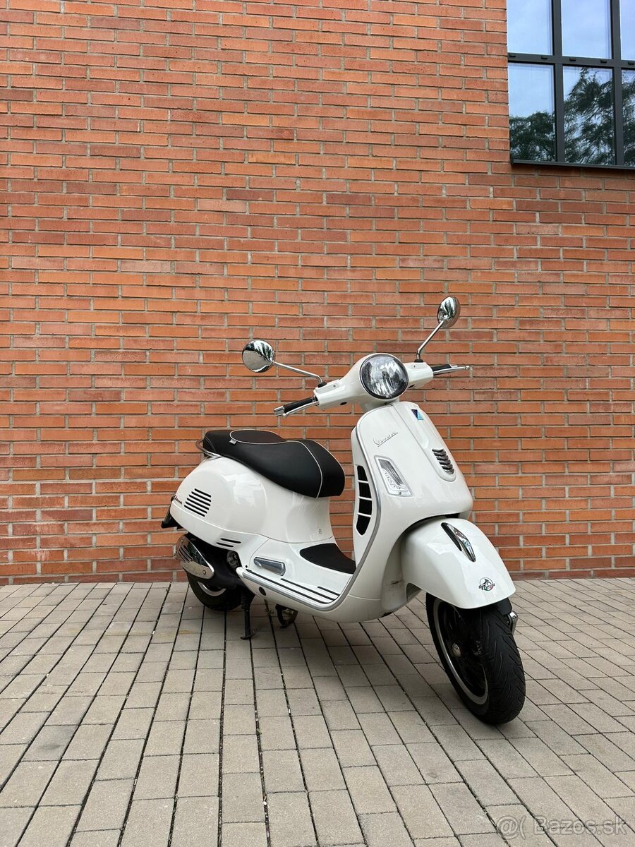 Vespa GTS 300, RV 2016, len 2060 km, výbava