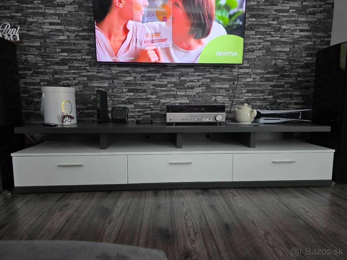 Stolík pod TV
