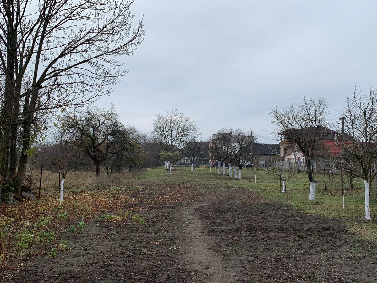 SEČOVCE - ROVINATÝ STAVEBNÝ POZEMOK 1417 PRIAMO V OBCI IS PR