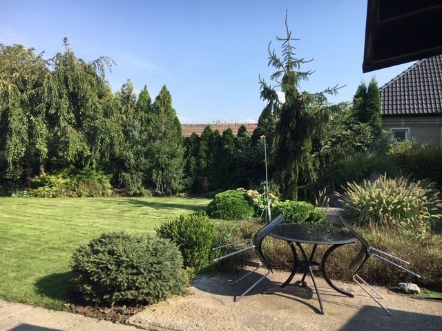 Dom s garážou na peknom rovinatom pozemku.