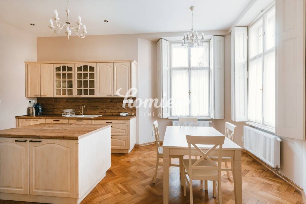 PRENÁJOM 3 izbový luxusný byt s parkovaním, záhradou, centru