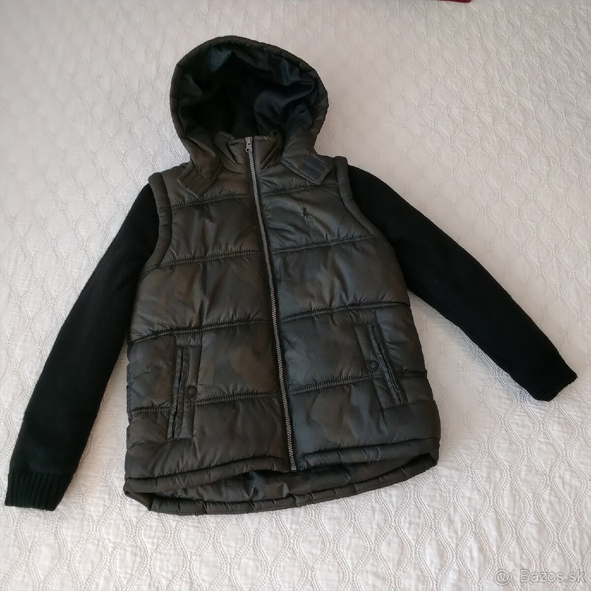 Teplá maskáčová hybridná army puffer bunda/vesta s kapucňou