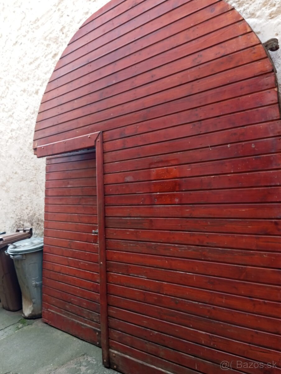 Masívna drevená brána