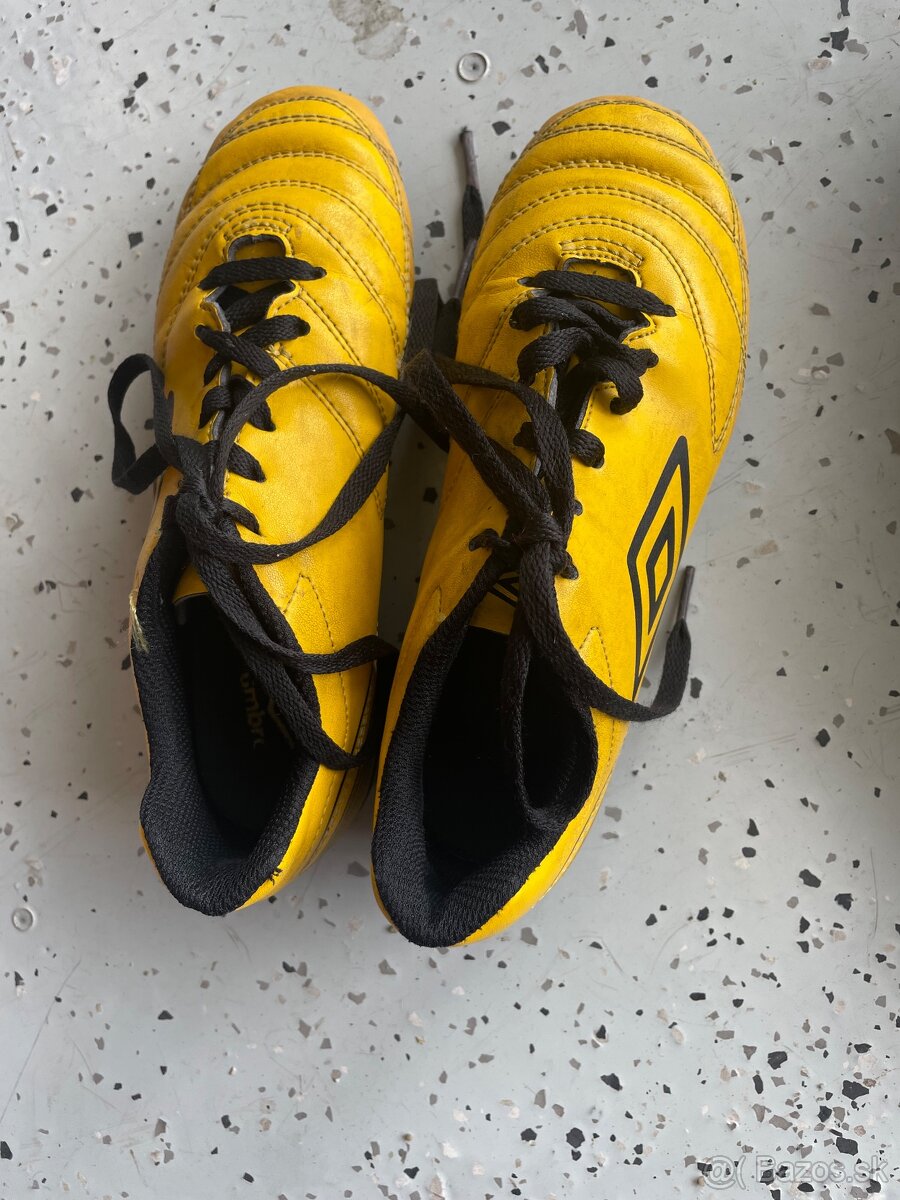 Umbro kopačky 33