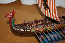 Model vikingskej lode s ochranným sklom