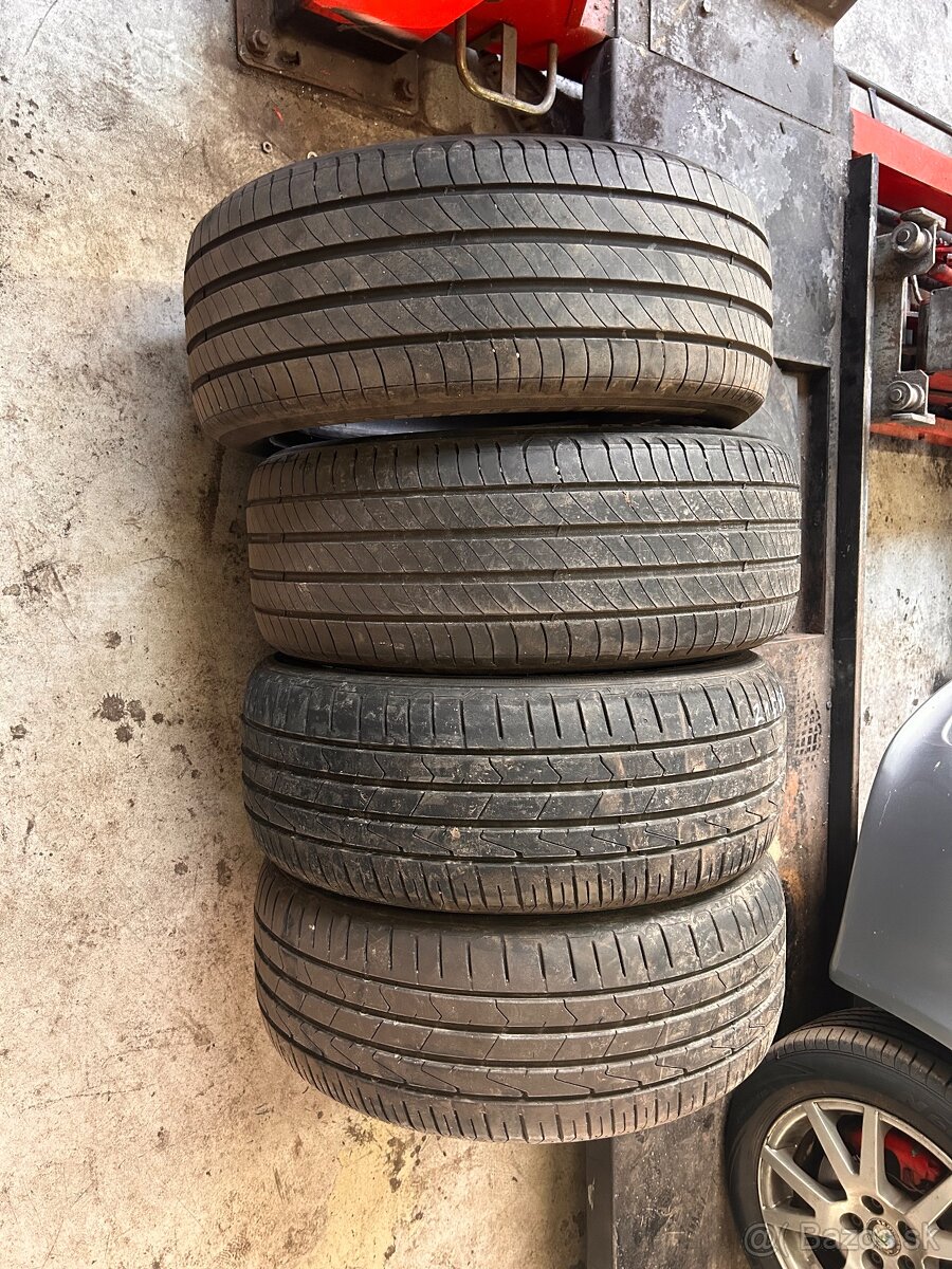 Predám 215/50r17 2ks hankook 2ks michelin