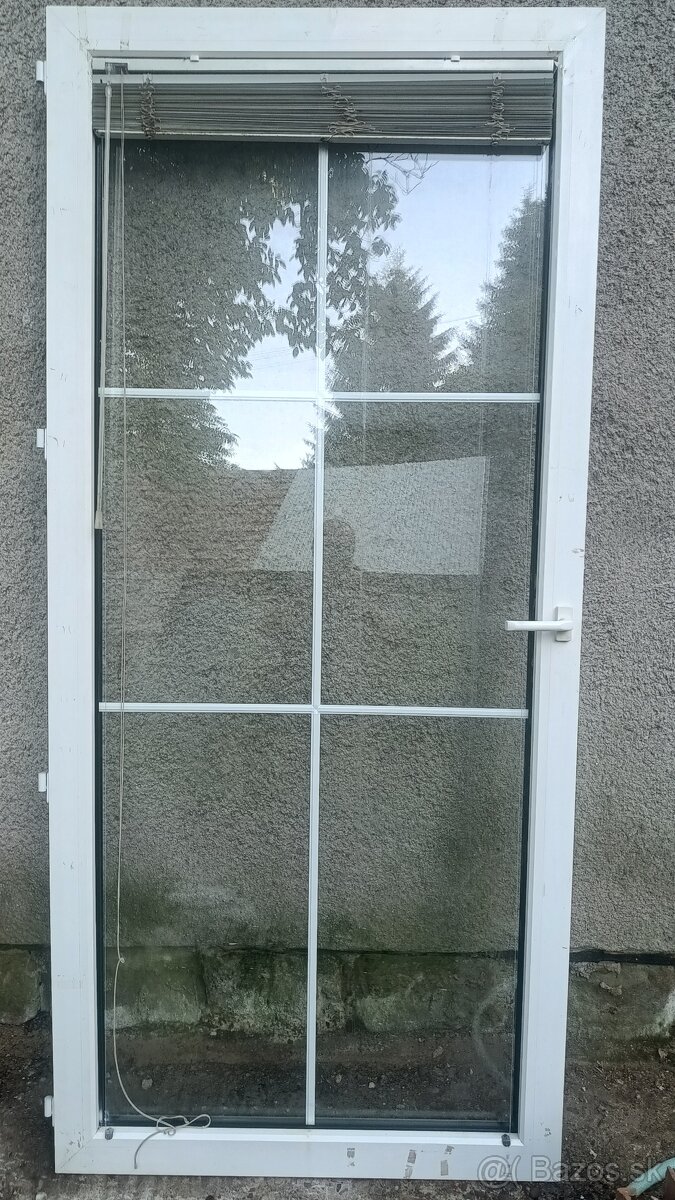 Predám balkónové plastové dvere so zárukou.