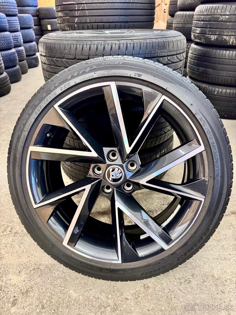 ORIGINAL SKODA KAROQ SPORTLINE VEGA R19 5x112 225/45/19