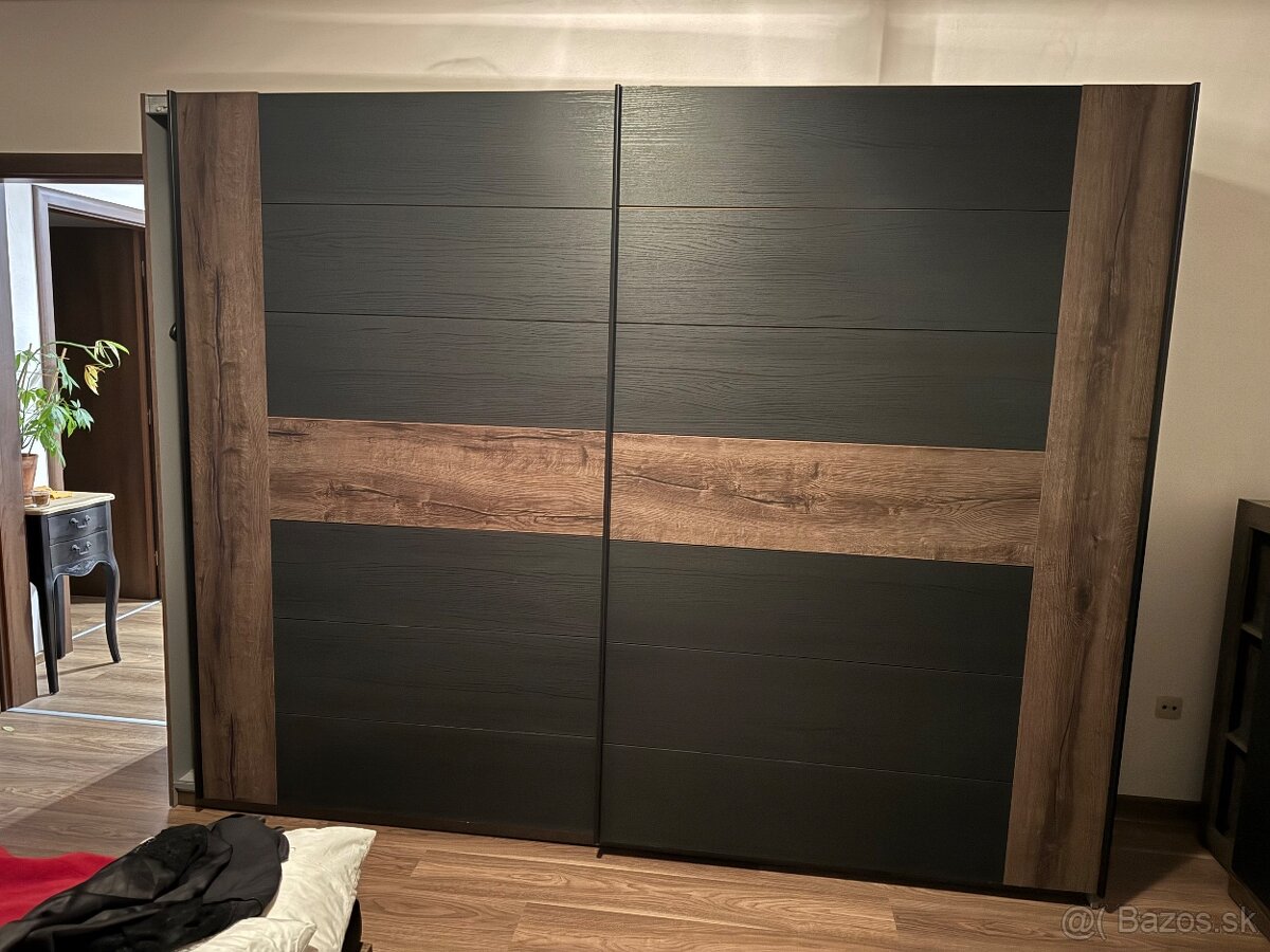 Šatníková skriňa