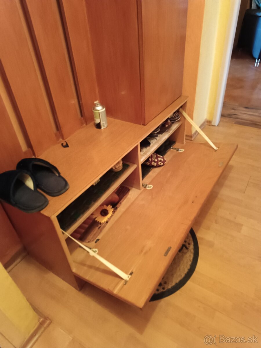 Predám staršiu vešiakovú stenu